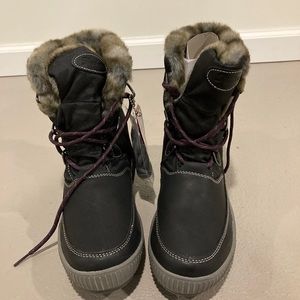 Sketchers outdoor lifestyle boots size 10.